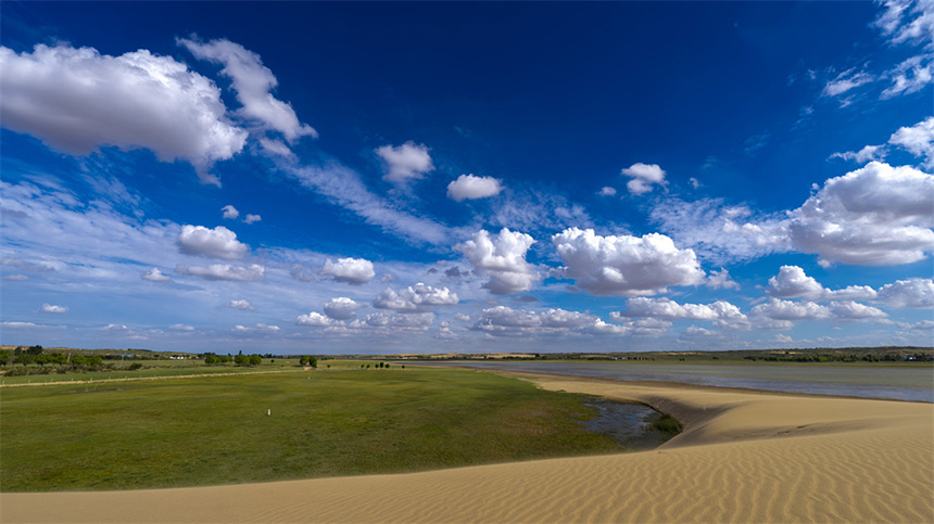 达瓦淖尔湖畔，蓝天白云，沙漠草原，构成一幅和谐画卷。德勒嘿摄