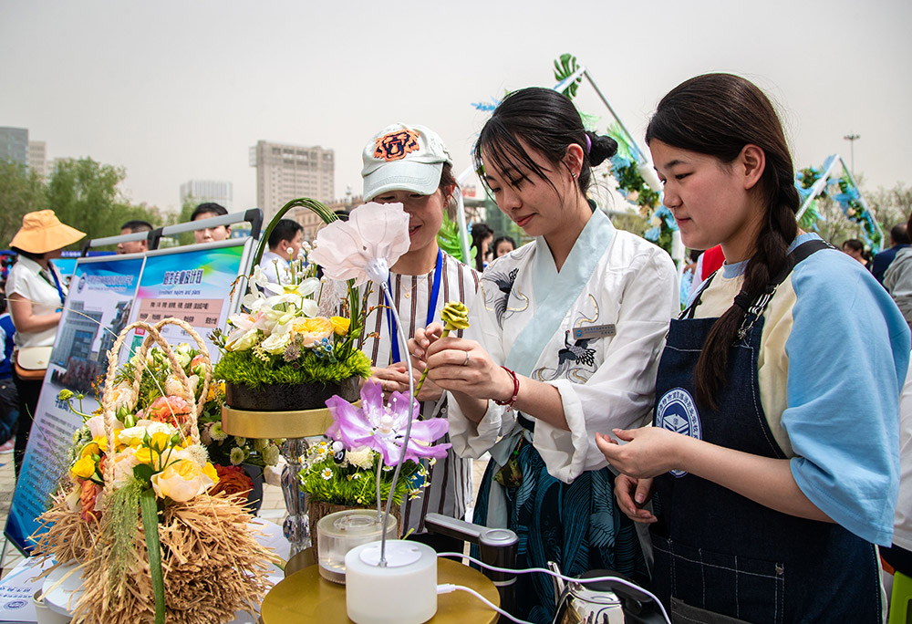 中职学生在呼和浩特市2023年职教活动周暨“未来工匠”读书行动启动仪式现场展示花艺。